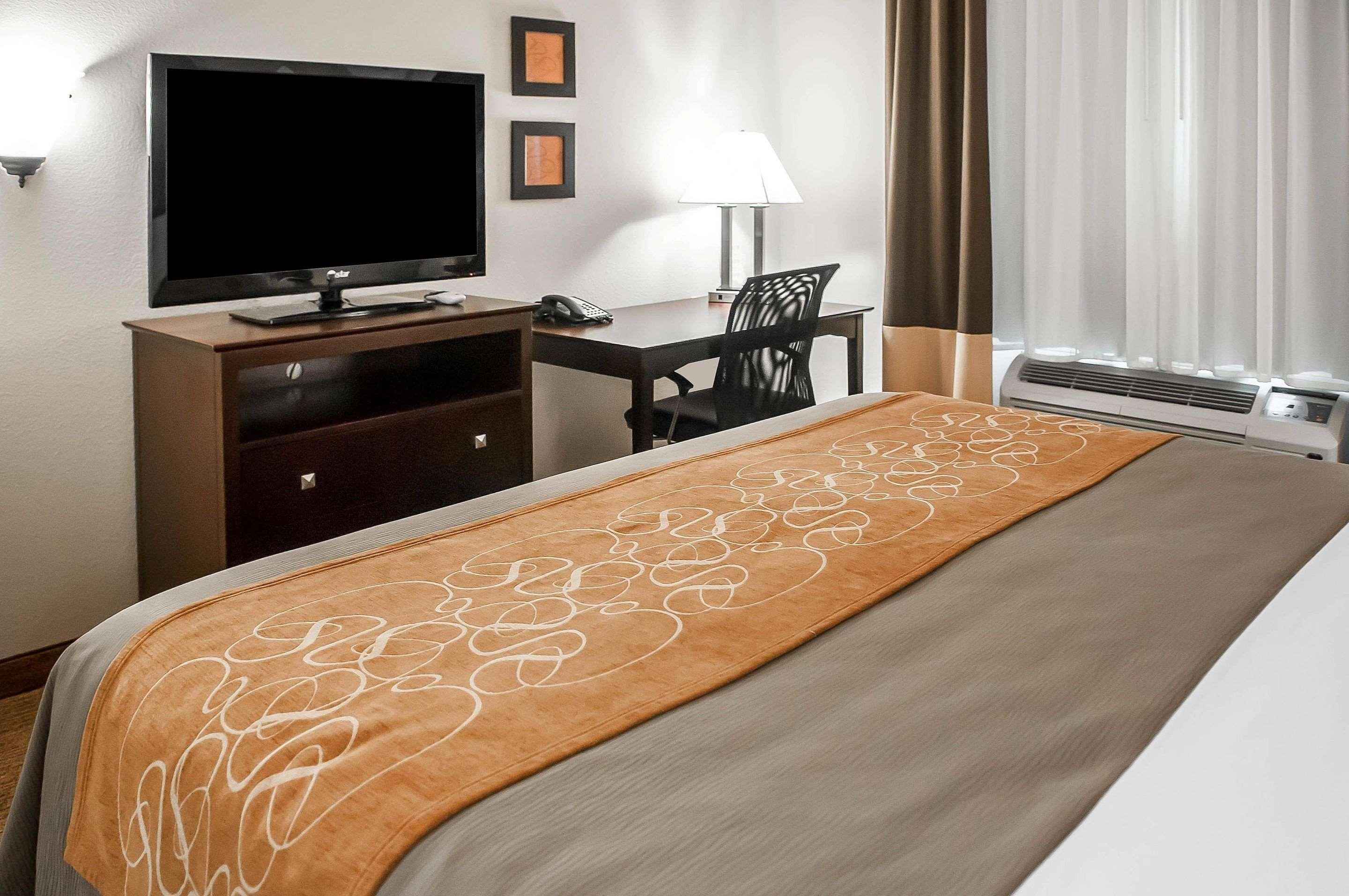 Hotel Comfort Suites Albuquerque-North Journal Center 3*